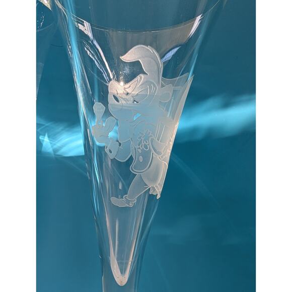 Pepe Le Pew and Penelope Crystal Art Limited Edition Champagne Toasting Flutes - Picture 4 of 6